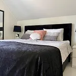 Villa Charming For 6-8 People