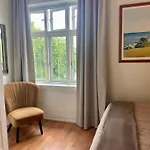 Villa Charming For 6-8 People *