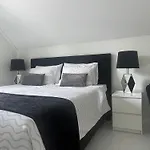 Villa Charming For 6-8 People