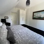 Villa Charming For 6-8 People