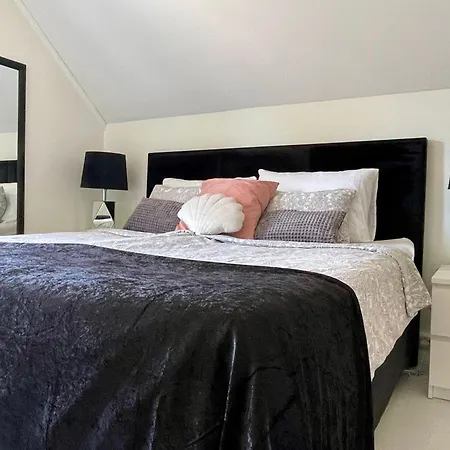 Βίλα Charming For 8 People