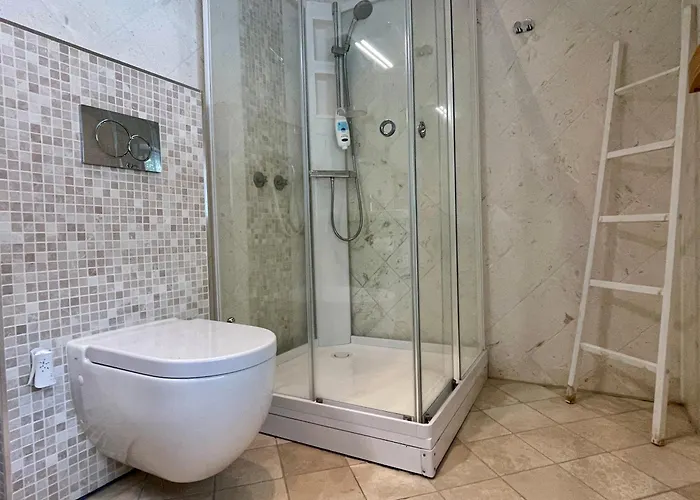 Villa Charming For 6-8 People *