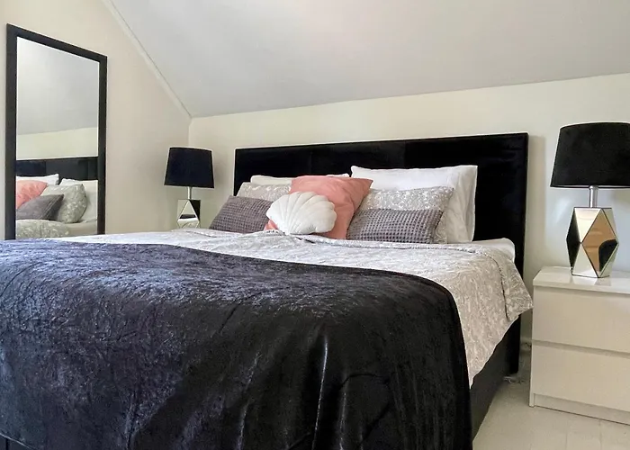 Villa Charming For 6-8 People