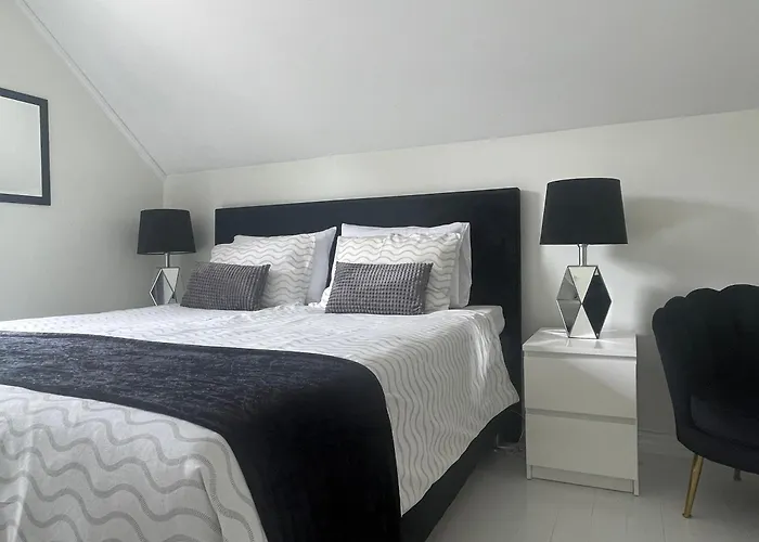 Villa Charming For 6-8 People