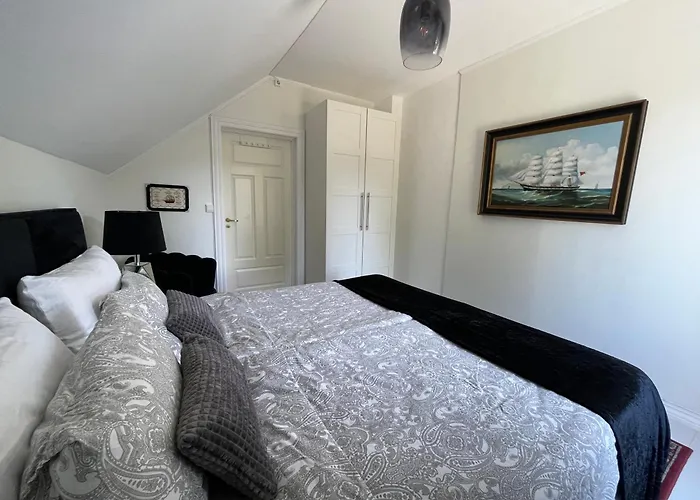 Villa Charming For 6-8 People