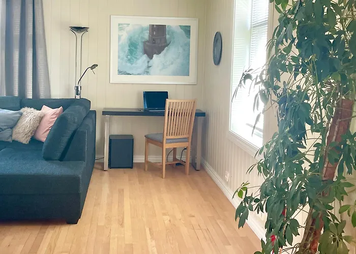 Villa Charming For 6-8 People